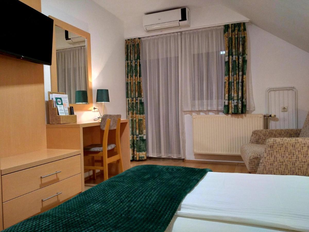 Eva Panzio Hotel Sarvar Exterior photo